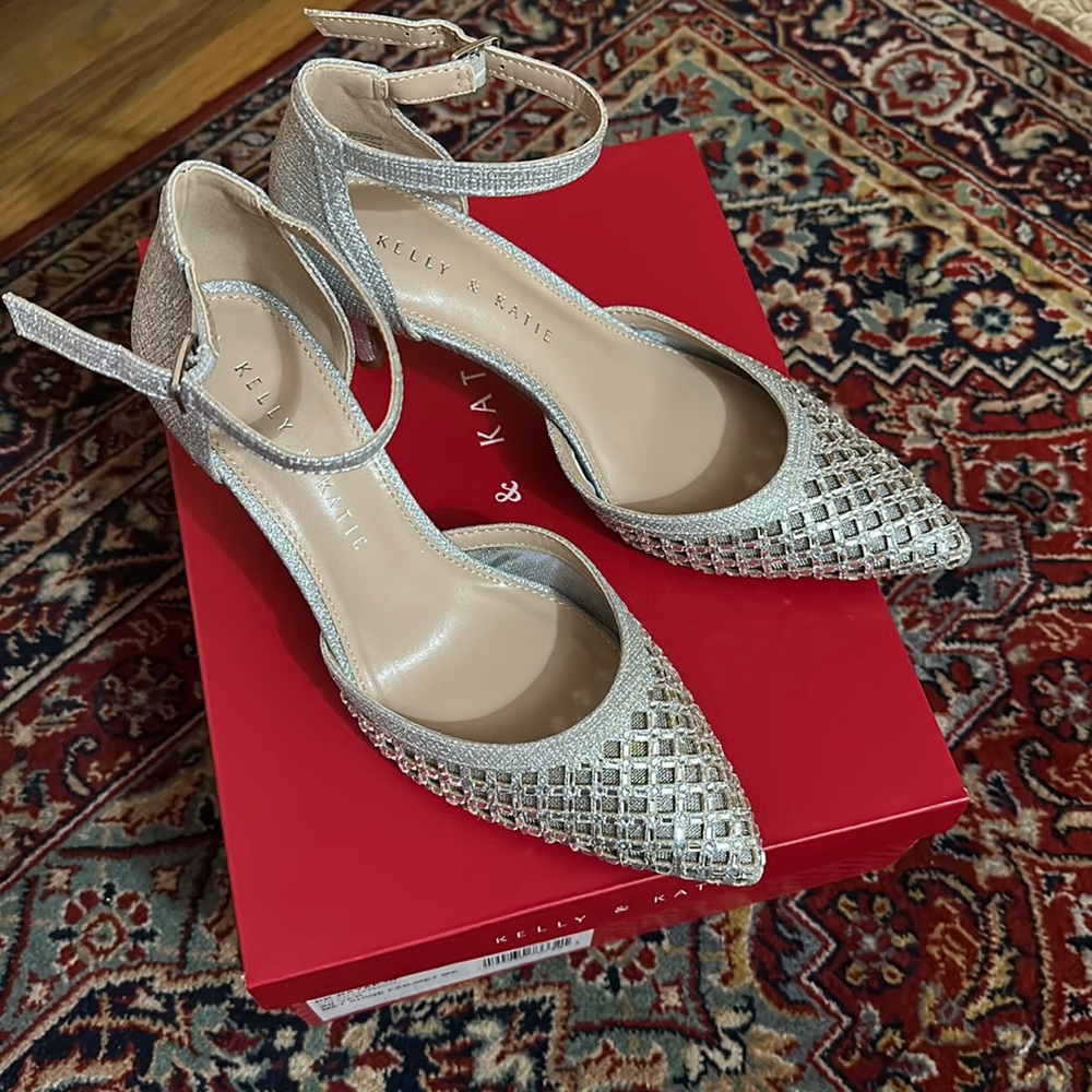 Brand new! KELLY & KATIE BAYAE PUMP  6.5